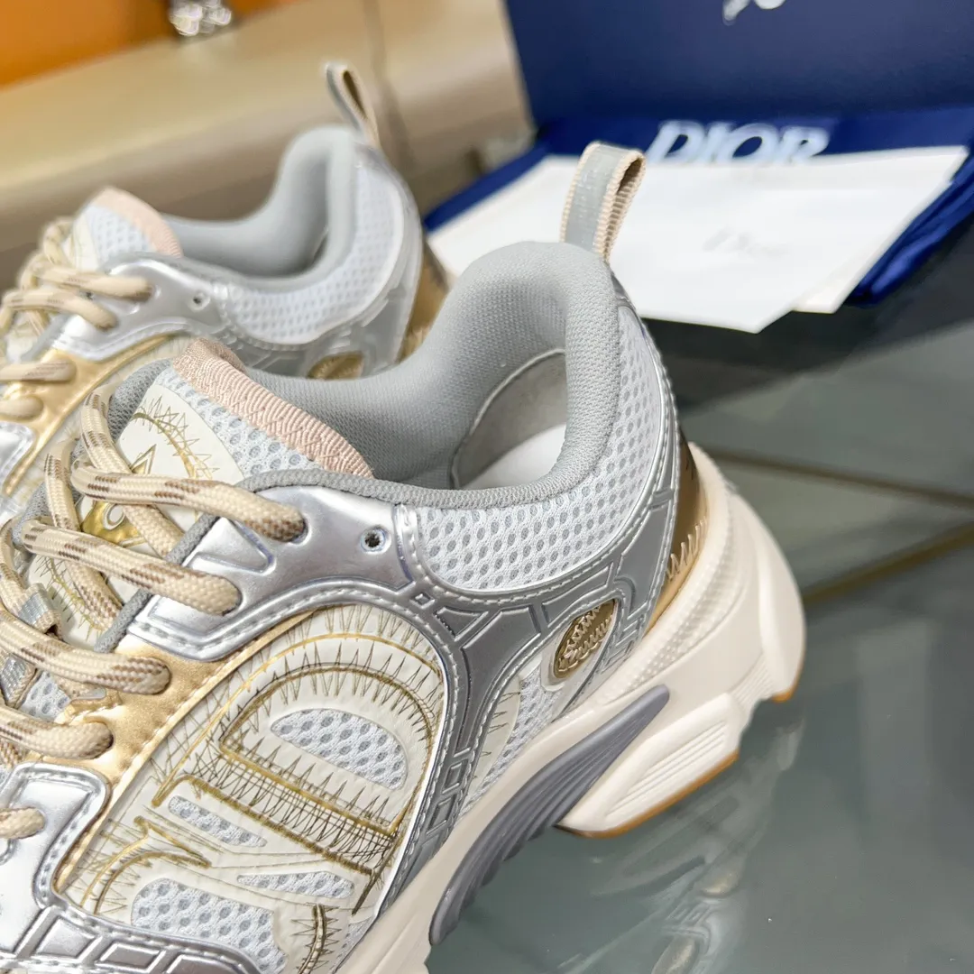 P500 Dior Chrono sneakers are a new product of the 2024 autumn ready-to-wear series, reinterpreting running shoes with Dior's haute couture style. Crafted from beige mesh with laminated leather-effect panels in gold and silver tones, it's highlighted by CD logos on the sides, a star patch on the tongue and a Dior logo on the heel. Featuring tri-color laces, a lightweight sole and star embellishments for a casual look for any season. Size: Female size 35-41 (Female size 41 and 42 can be customized) Male size 39-44 (45/46 can be customized) Color: white, pink, gold, silver, black